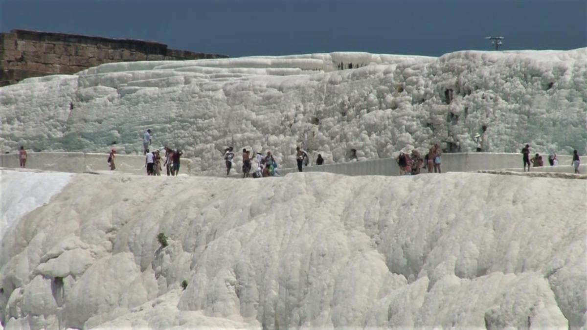 Koronavir&uuml;s Pamukkale&rsquo;yi vurdu