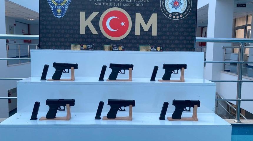Otomobilde 6 ruhsatsız tabanca ele ge&ccedil;irildi