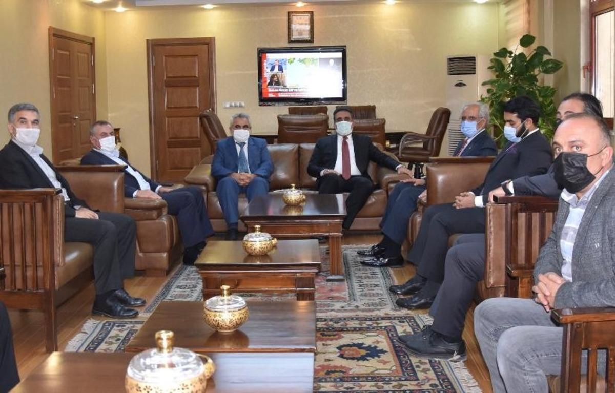 Kuveyt B&uuml;y&uuml;kel&ccedil;isi Al-Zawawi Rekt&ouml;r &Ouml;zcoşar ile bir araya geldi