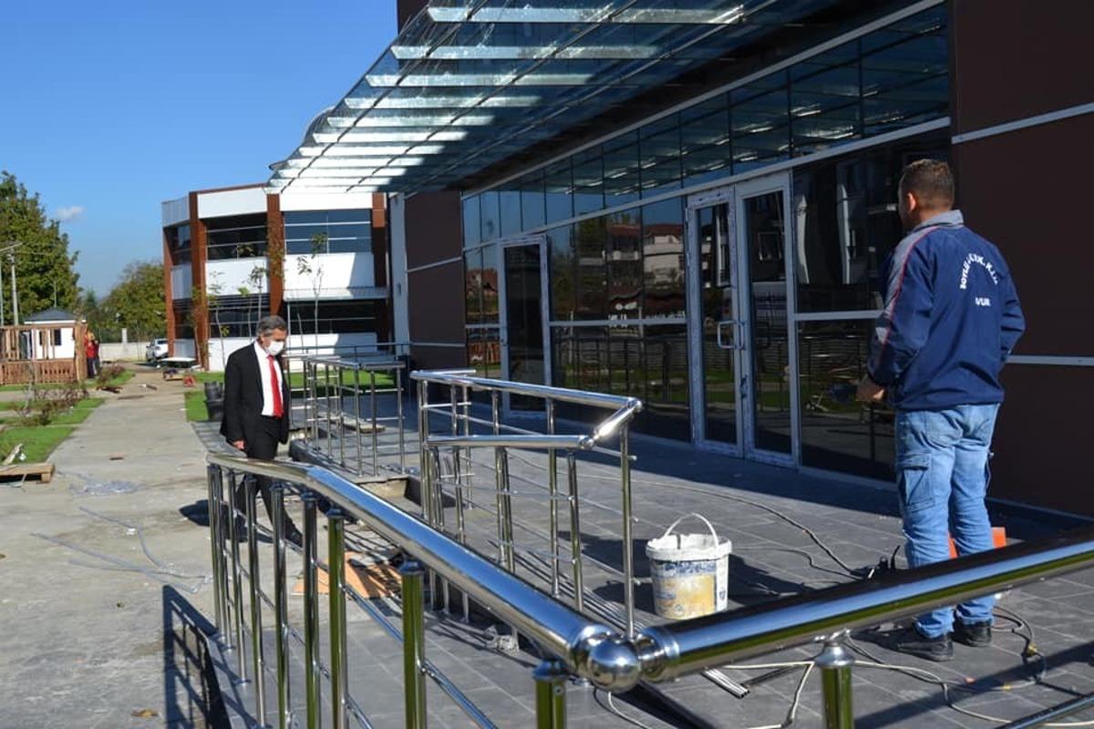 Milli Eğitim M&uuml;d&uuml;r&uuml; Yiğit yapımı s&uuml;ren okullarda inceleme yaptı