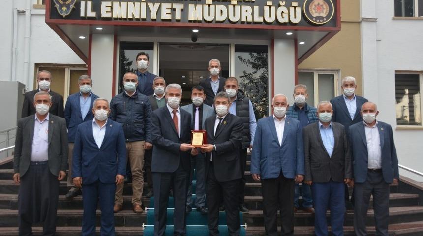 Emniyet M&uuml;d&uuml;r&uuml; Erg&uuml;der&rsquo;e teşekk&uuml;r plaketi