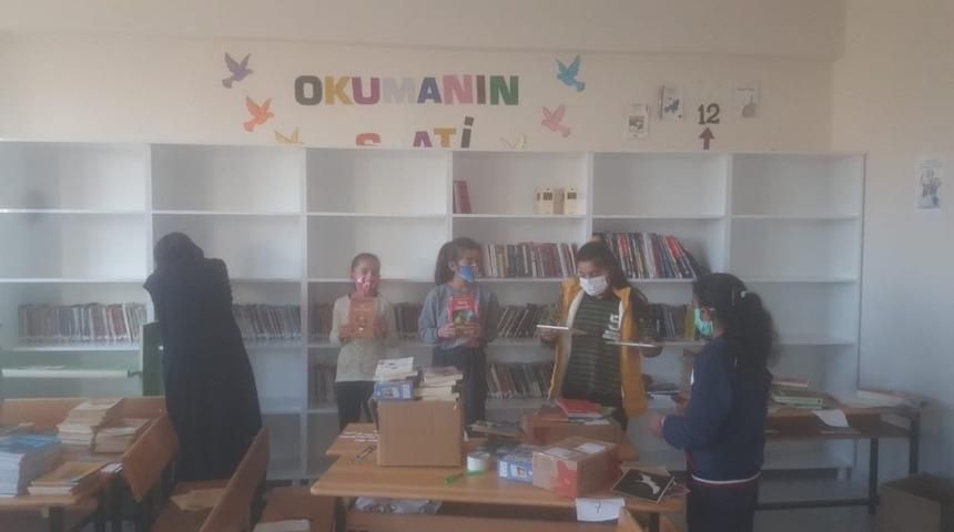 Hayırsever doktorlardan k&ouml;y okuluna k&uuml;t&uuml;phane