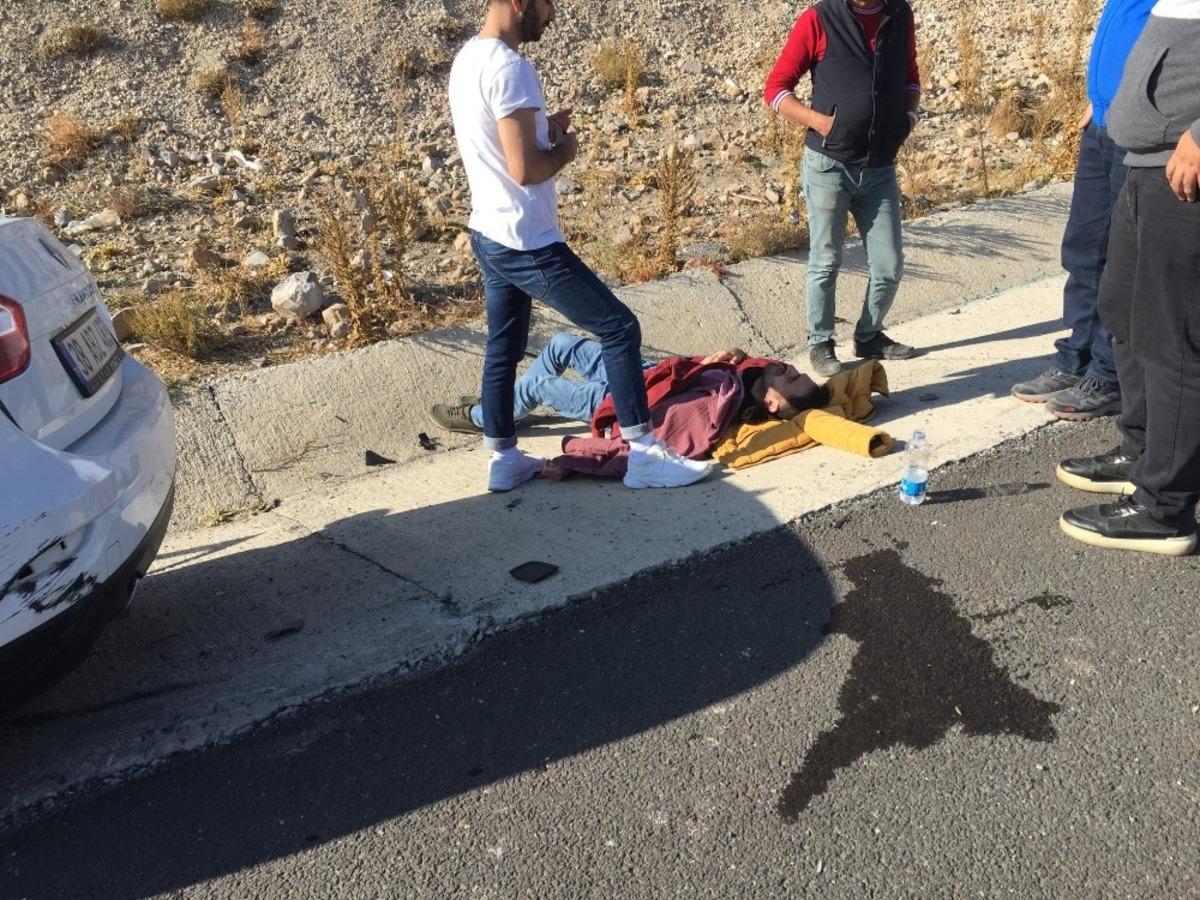 Yaralanan s&uuml;r&uuml;c&uuml;y&uuml; kurtardılar, &uuml;ş&uuml;mesin diye &uuml;zerini montla &ouml;rtt&uuml;ler