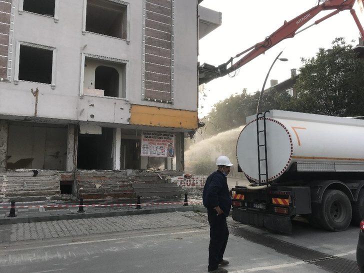 İzmir depreminin ardından Büyükçekmece’de hasarlı binaların yıkımına devam edildi G2