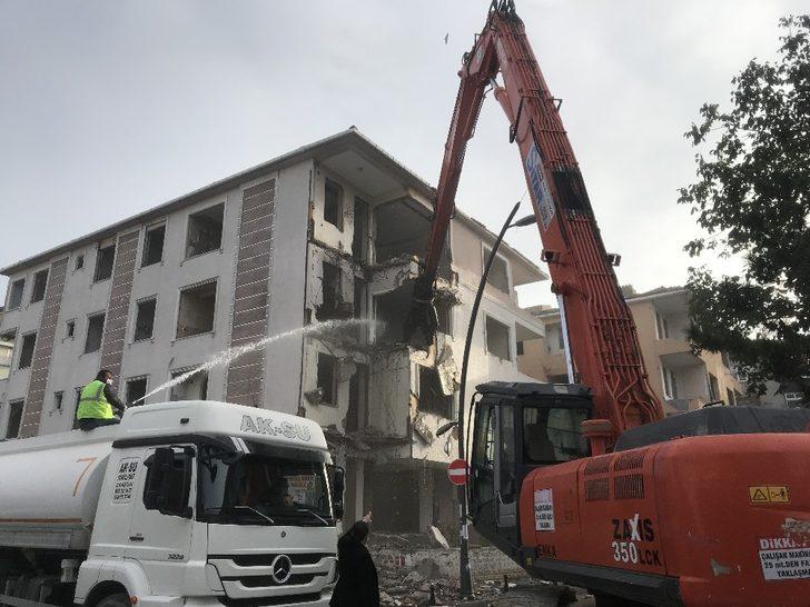 İzmir depreminin ardından Büyükçekmece’de hasarlı binaların yıkımına devam edildi G3