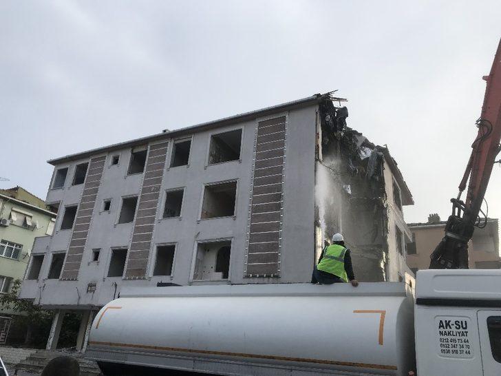 İzmir depreminin ardından Büyükçekmece’de hasarlı binaların yıkımına devam edildi G4