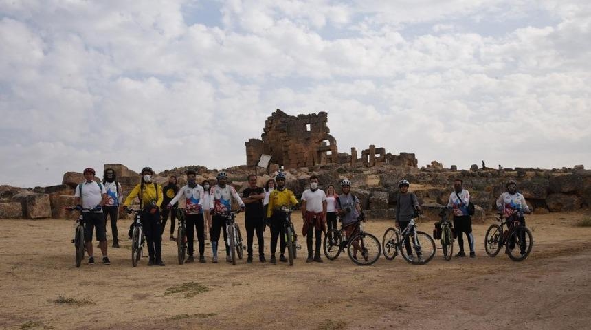 Dağ taş demeden pedal &ccedil;evirerek tarihi ve doğal g&uuml;zellikleri tanıtıyorlar