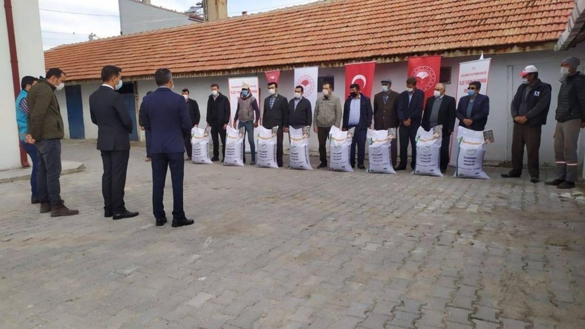 Aslanapa&rsquo;da &ccedil;ift&ccedil;ilere &rsquo;&rsquo;Macar Fiği tohumu&rsquo;&rsquo; dağıtıldı
