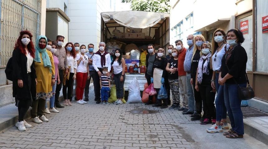 Tarihi Taşhan&rsquo;dan İzmir&rsquo;e bir kamyon dolusu yardım