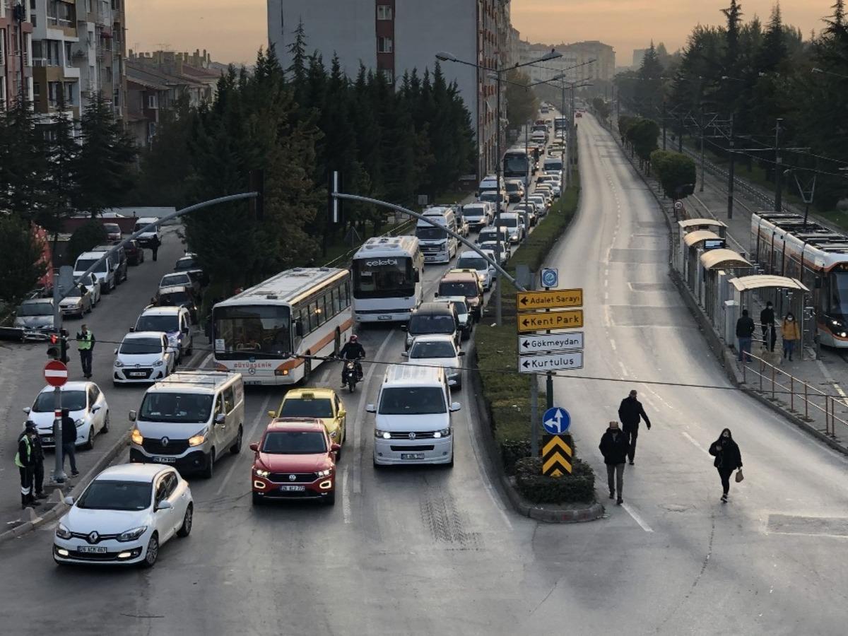 Maddi hasarlı kazada sabah trafiği kilitlendi