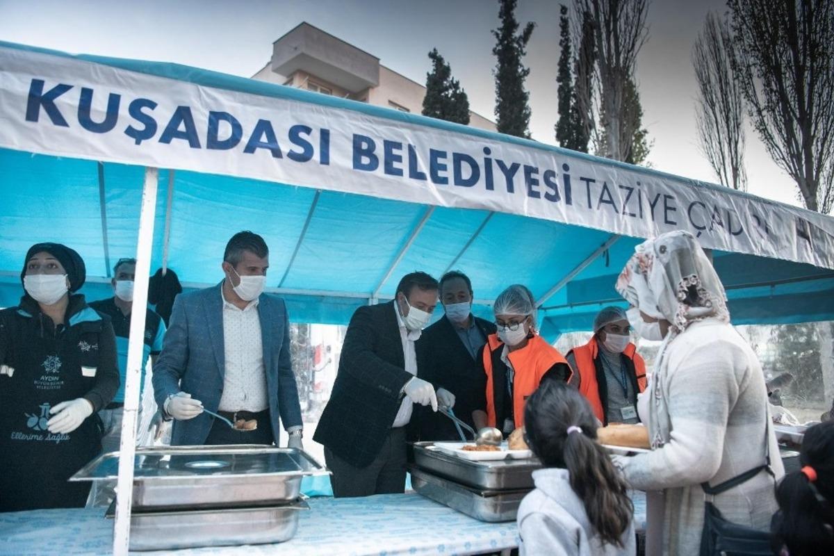 Kuşadası&rsquo;nda geceyi dışarıda ge&ccedil;iren vatandaşlara destek s&uuml;r&uuml;yor