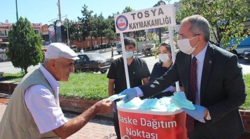 Tosya Kaymakamlığı 50 bin maske dağıttı
