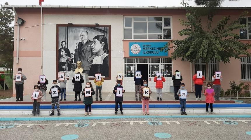 Minik kalplerden İzmir&rsquo;e mesaj: &lsquo;Yanınızdayız&rsquo;