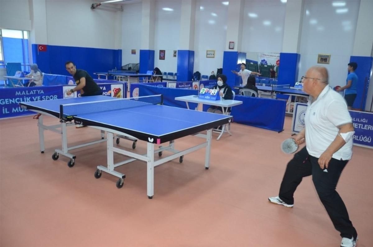 Cumhuriyet Kupası m&uuml;sabakaları &ccedil;ekişmeli ge&ccedil;ti