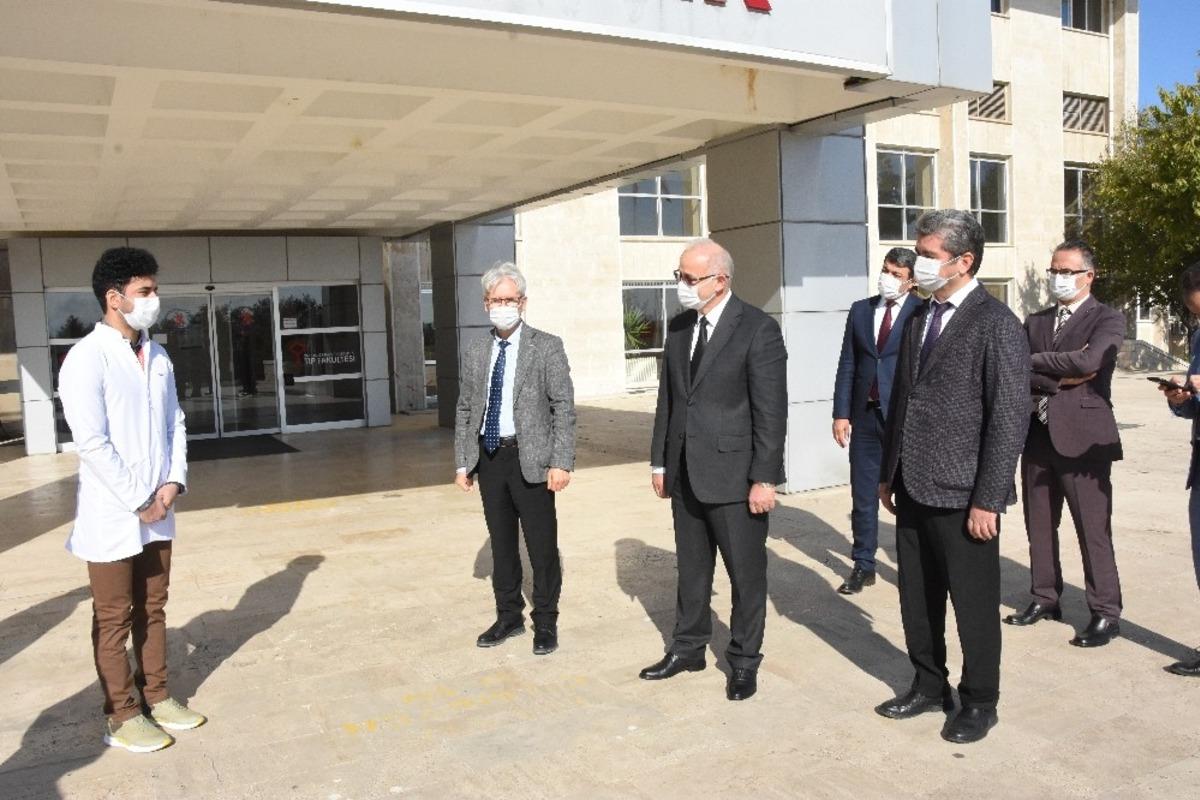 Afganistan&rsquo;dan ambulans u&ccedil;akla getirilen Afgan doktor koronayı yendi