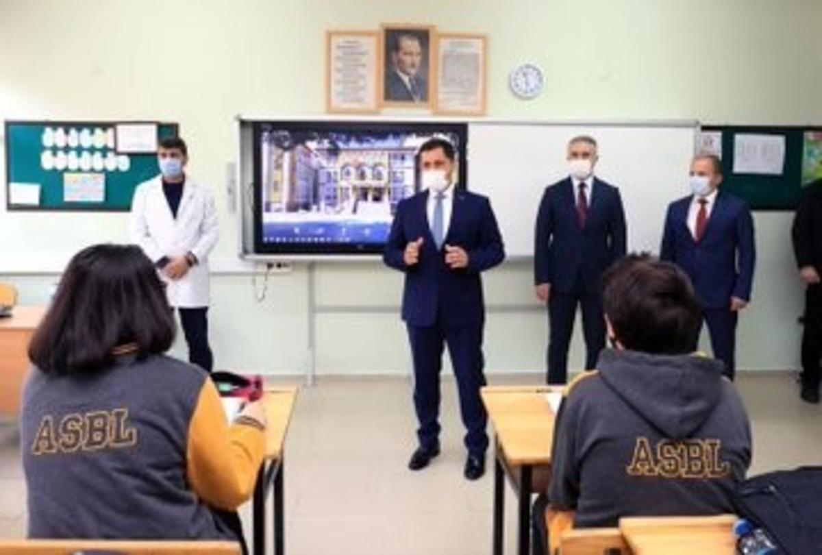 Amasya Valisi okullarda korona tedbirlerini inceledi