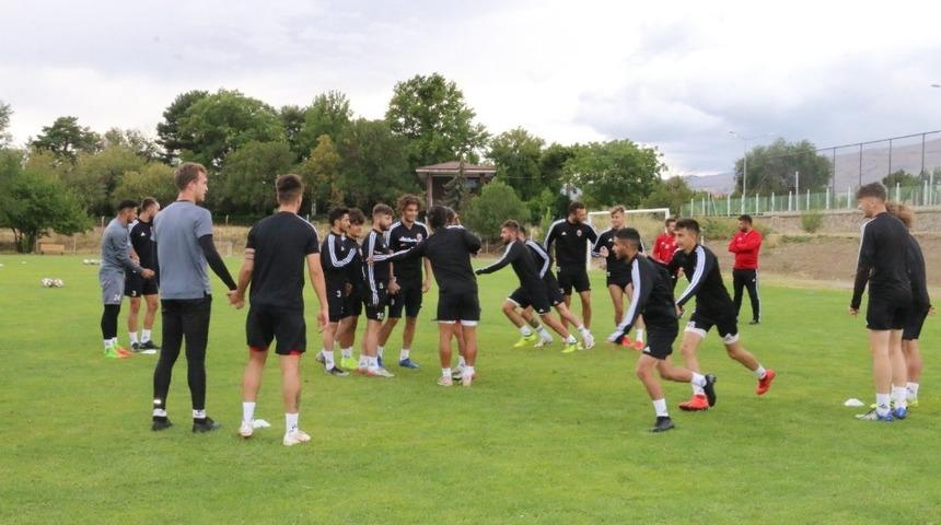24Erzincanspor&rsquo;da 6 futbolcu ile 2 kul&uuml;p personeli Covid-19&rsquo;a yakalandı