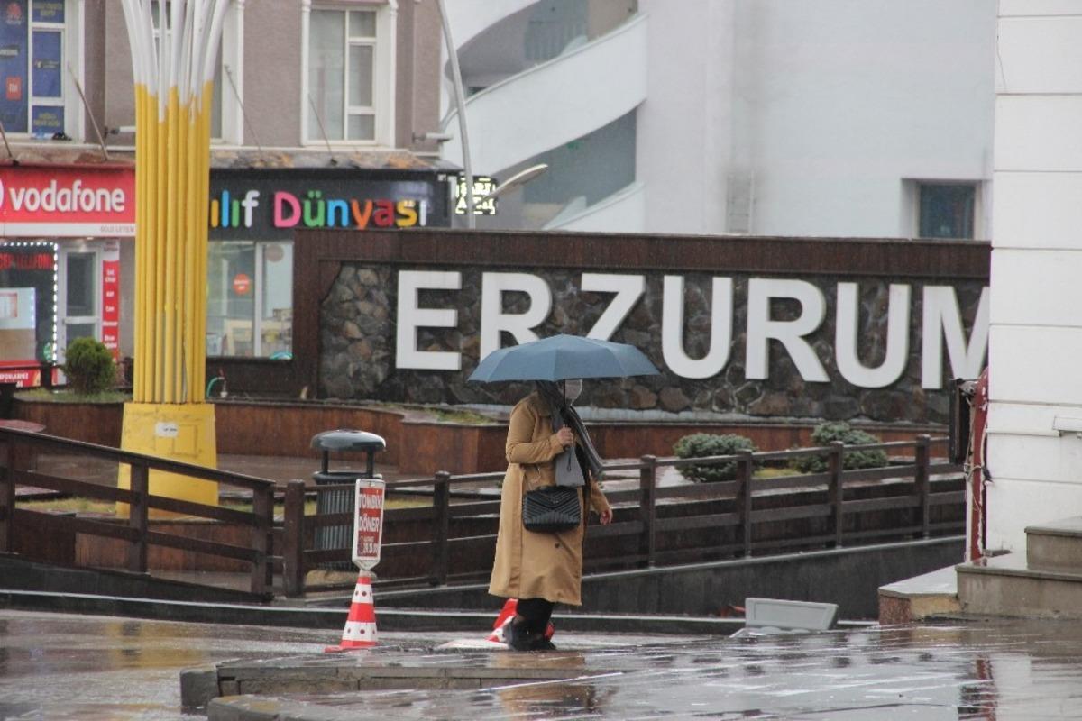 Erzurum&rsquo;da sağanak yağmur etkisini s&uuml;rd&uuml;r&uuml;yor