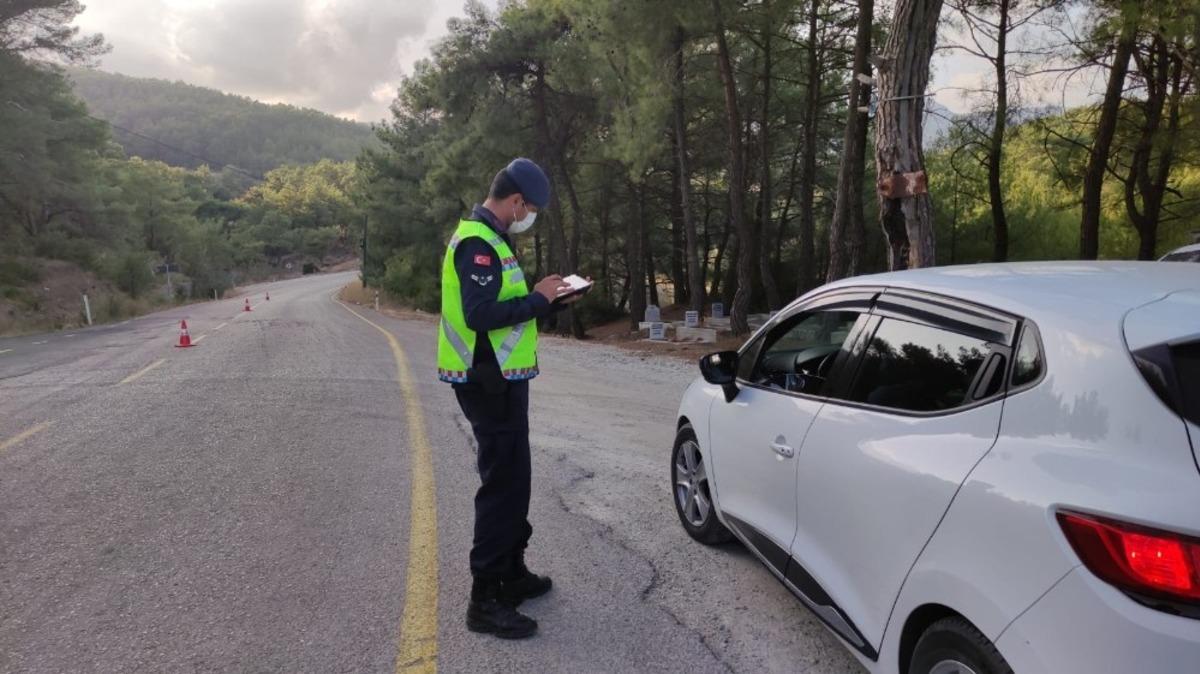 Adana&rsquo;da emniyet kemeri takmayan s&uuml;r&uuml;c&uuml;lere para cezası