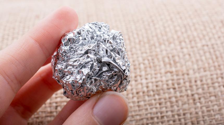 Deneyen herkes farkı g&ouml;r&uuml;yor! &Ccedil;amaşır makinesine al&uuml;minyum folyo atarsanız...