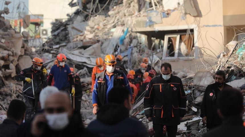 İzmir'deki depremde hayatını kaybedenlerin sayısı artıyor