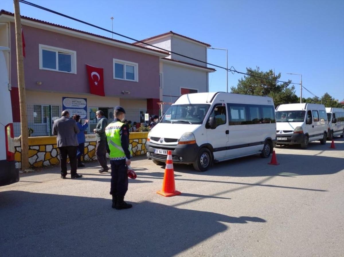 Jandarma trafik timleri, &ouml;ğrenci servislerini denetledi