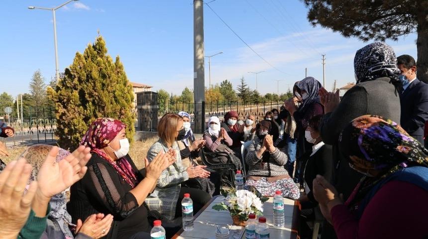 K&ouml;yl&uuml; kadınların Vali sevgisi