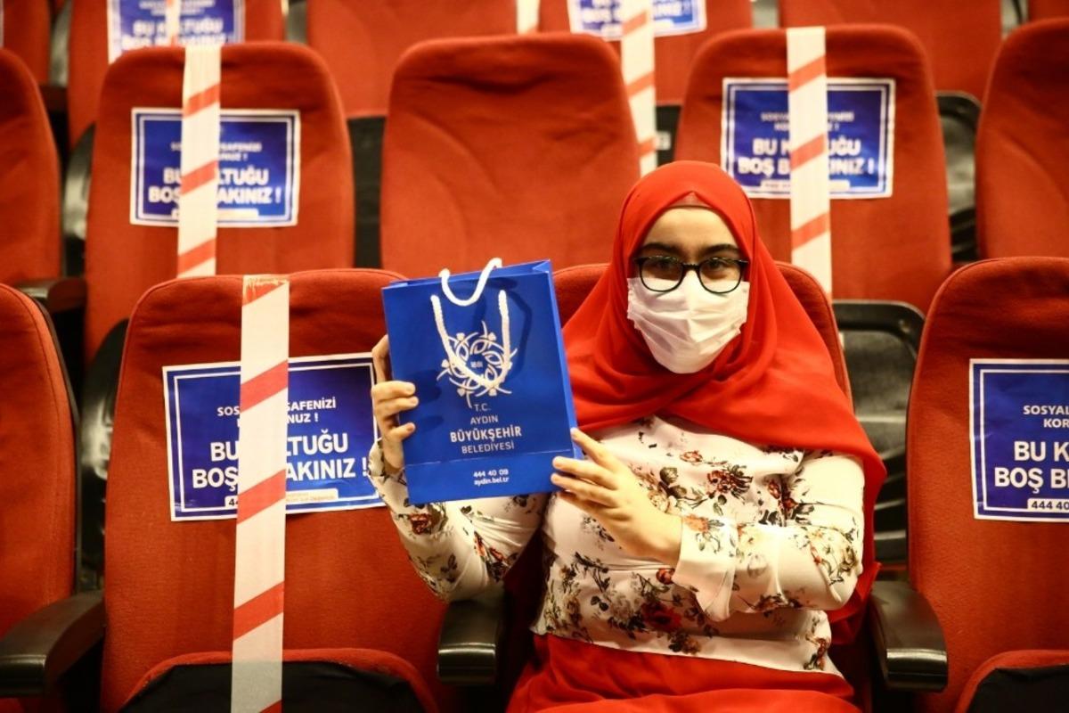 B&uuml;y&uuml;kşehir Belediyesi&rsquo;nin &ldquo;Cumhuriyet Bayramı&rdquo; temalı yarışmasında 90 tablet armağan edildi