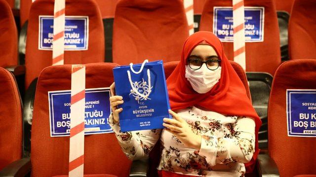 Büyükşehir Belediyesi’nin “Cumhuriyet Bayramı” temalı yarışmasında 90 tablet armağan edildi