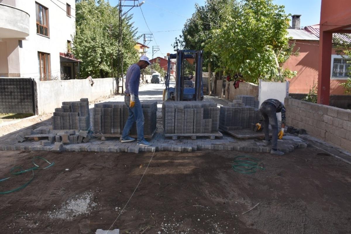 Tatvan Belediyesinin yol yapım &ccedil;alışmaları devam ediyor