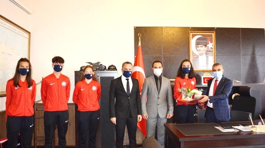 Milli sporcular Kaymakam Atasoy&rsquo;u ziyaret etti