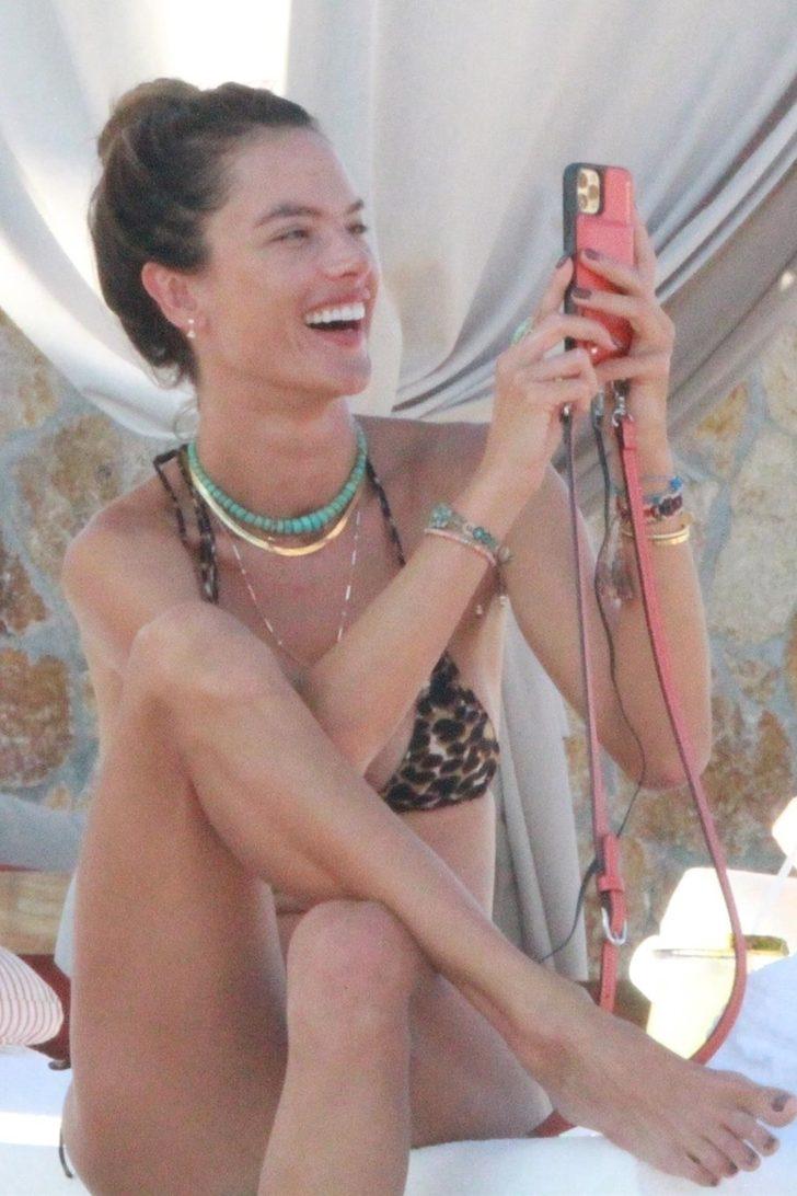 Alessandra Ambrosio'nun Meksika kaçamağı G3