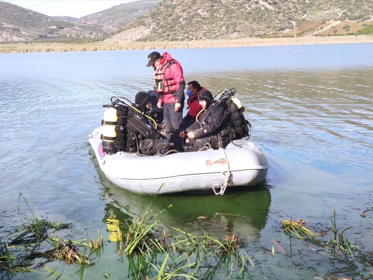 İzmir'de g&ouml;lde balık tutarken kayıkları alabora olan 2 kişiden biri &ouml;ld&uuml;