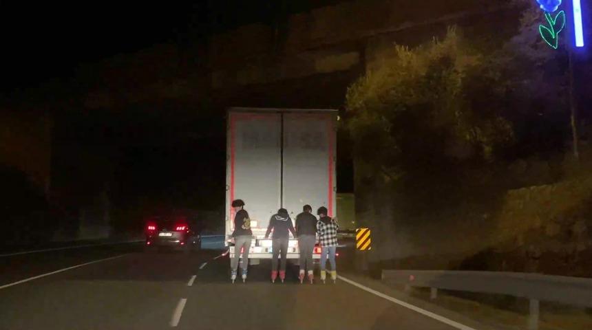 Canlarını hiçe sayıp dakikalarca tırın arkasında ilerlediler