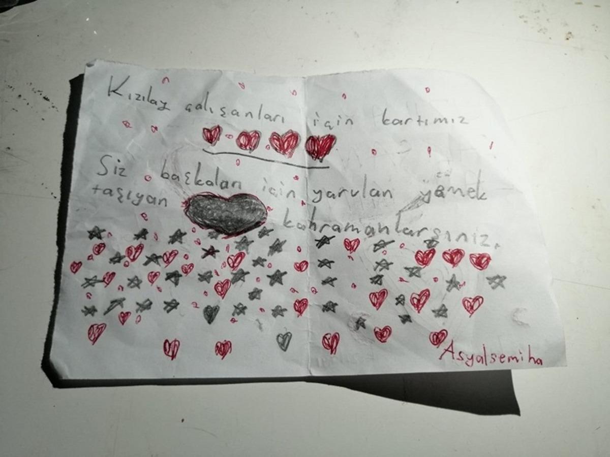 Depremzede &ccedil;ocuklardan Kızılay g&ouml;n&uuml;ll&uuml;lerine kart