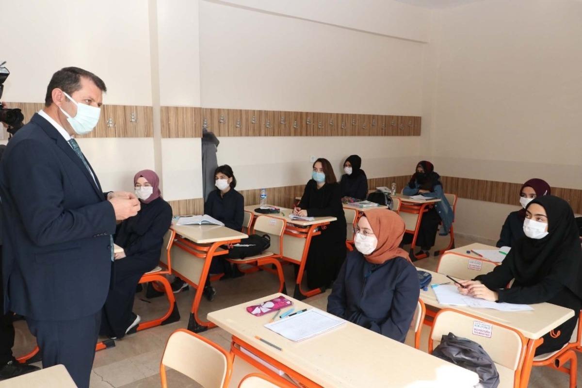 Vali Ayhan&rsquo;dan &ouml;ğrencilere vir&uuml;s uyarısı