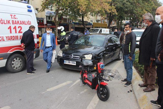 Otomobille çarpışan bisiklet sürücüsü şans eseri yara almadı