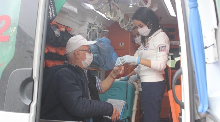 Otomobille çarpışan bisiklet sürücüsü şans eseri yara almadı