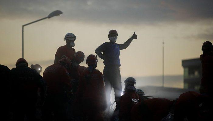İzmir depremi sonrası Reuters ölümsüzleştirdi! İşte Türkiye'nin isimsiz kahramanları