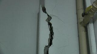 Bakırköy'de korkutan görüntü! Binasındaki çatlakları çekip sosyal medyadan paylaştı