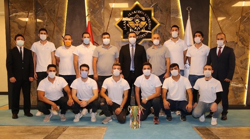 Şampiyonluk kupası Rektör Kalan’a teslim edildi