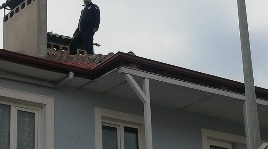 &Ccedil;atıda mahsur kalan kediyi itfaiye ekipleri kurtardı