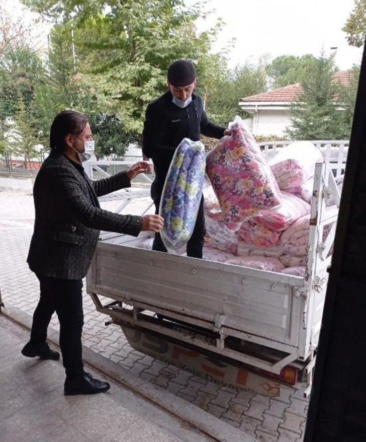 İzmir’deki depremzedelere yorgan desteği G4