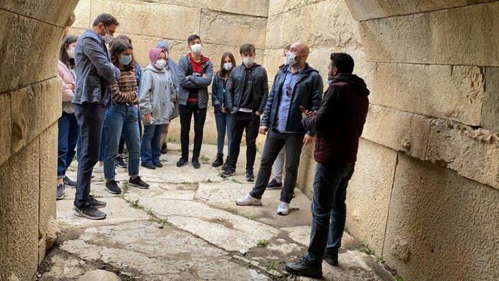 Öğrencilerden kazı çalışmalarına destek G3