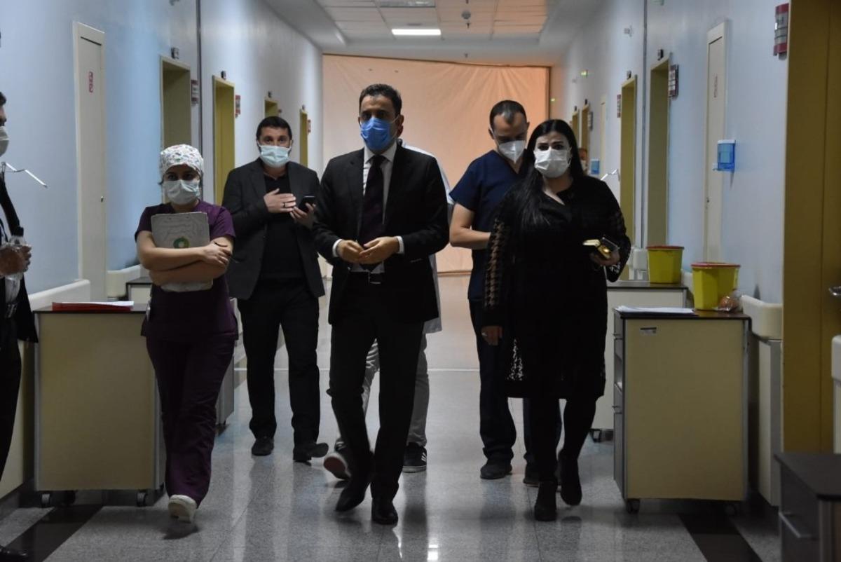 Koronayı yenen başhekim g&ouml;revine başladı