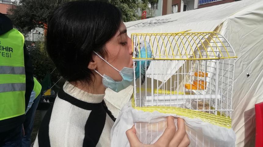 Kuşu Şanslı'yı almak için kaybettiği 10 saniye depremde hayatını kurtardı