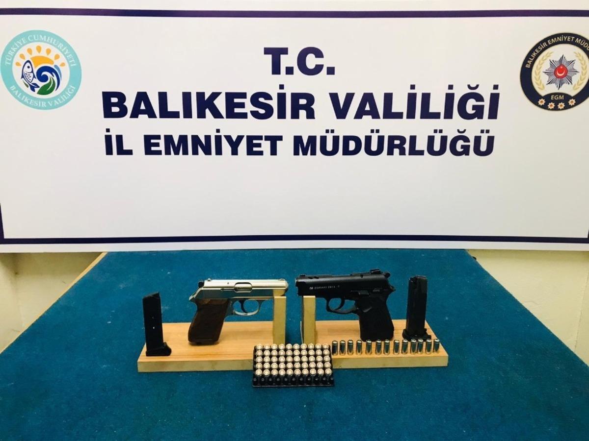 Balıkesir&rsquo;de polis 16 aranan şahıs yakalanırken,15 silah ele ge&ccedil;irdi