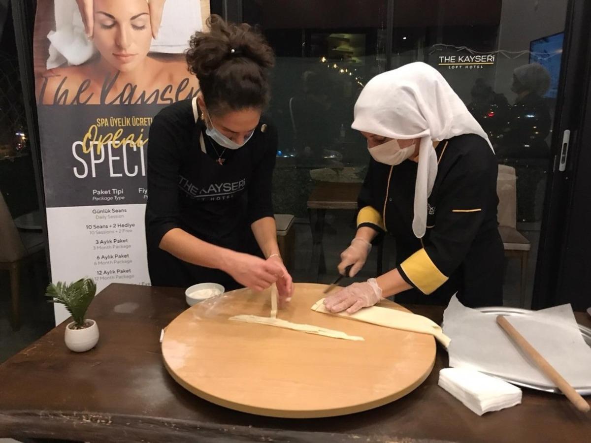 Ukraynalı g&uuml;zeller Kayseri Mantısı yaptı