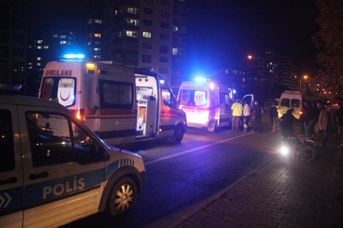Motosiklet, servisten inen kadına &ccedil;arptıktan sonra devrildi: 1&rsquo;i ağır 3 yaralı