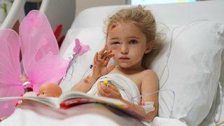 Enkazdan 65 saat sonra kurtarılan minik Elif yürümeye başladı